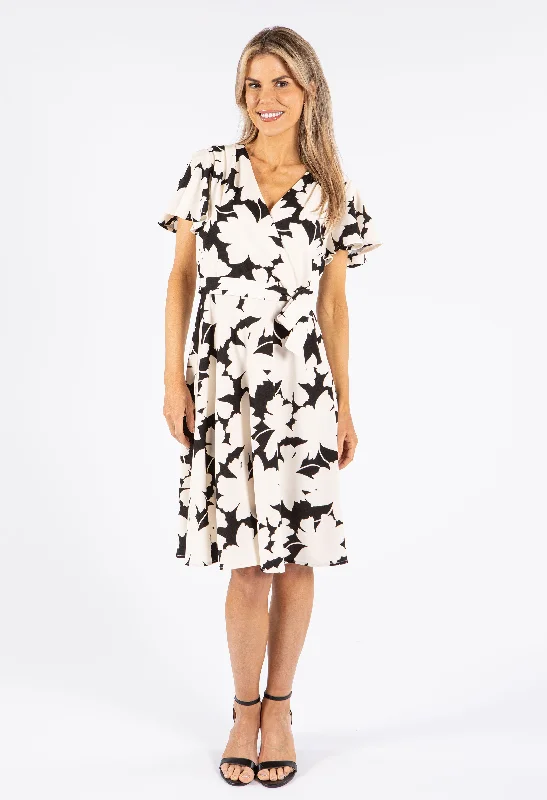 Midi dresses with pleated bodices for a classic and tailored look Floral Monochrome Dress Midi dresses with pleated bodices for a classic and tailored look Floral Monochrome Dress