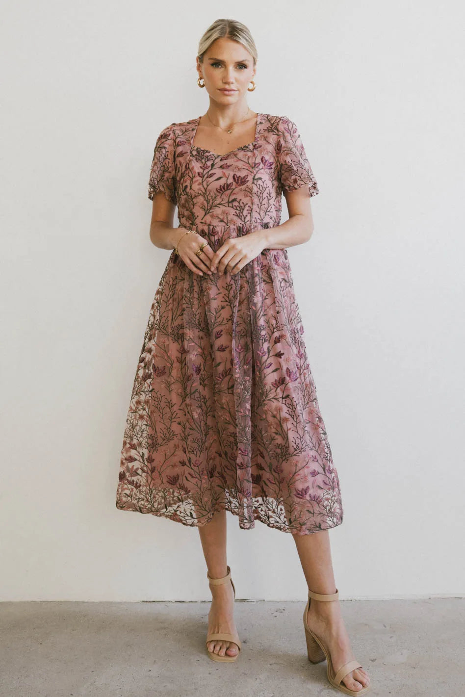 Midi dresses with keyhole backs for a flirty and unexpected detail Elowyn Floral Midi Dress Midi dresses with keyhole backs for a flirty and unexpected detail Elowyn Floral Midi Dress