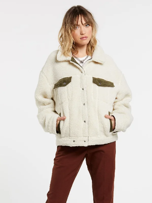 Oversized women's wool coats in a monochromatic look for a trendy outfitWoodstone Reversible Jacket - OLIVE Oversized women's wool coats in a monochromatic look for a trendy outfitWoodstone Reversible Jacket - OLIVE