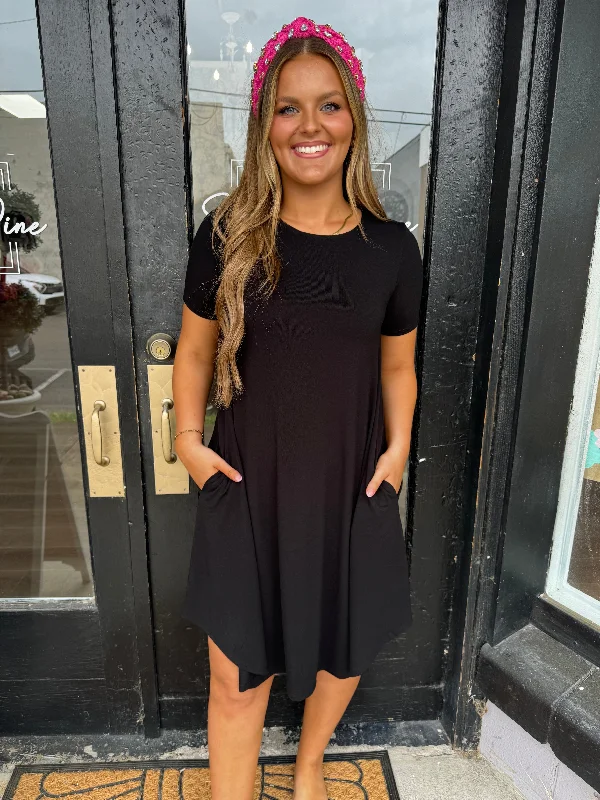 Shift Women Dress with a Simple and Classic Design for Everyday WearBlack t-shirt dress