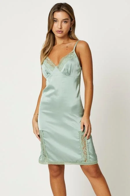 Long - Sleeve Women Dress in Velvet for a Luxurious Winter LookGreen Lace Trim Slip Dress