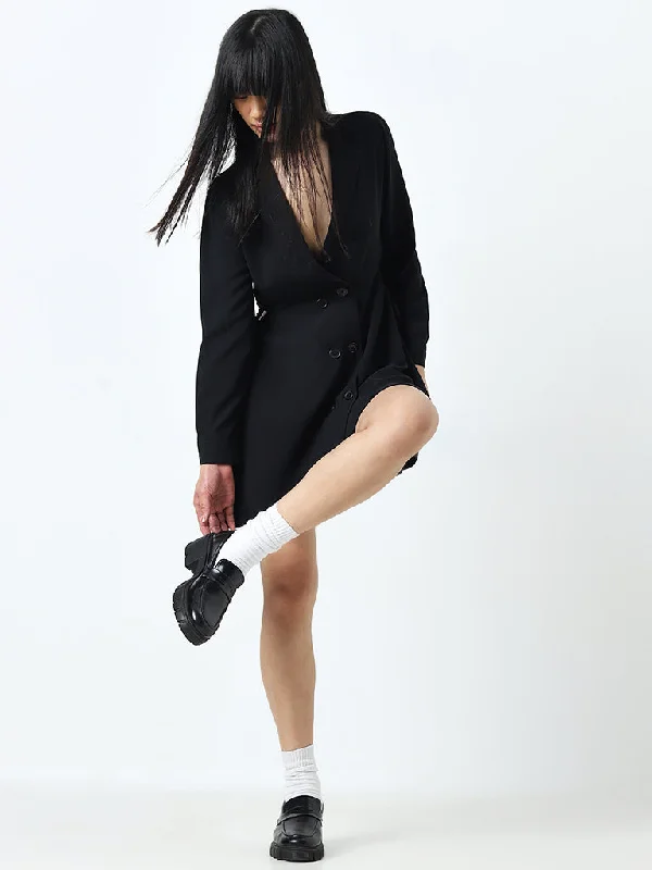 Mini Women Dress with a Short Hem for a Young and Trendy Style Mini Women Dress with a Short Hem for a Young and Trendy Style Nuon Black Cut-Out Detailed Shirt Dress
