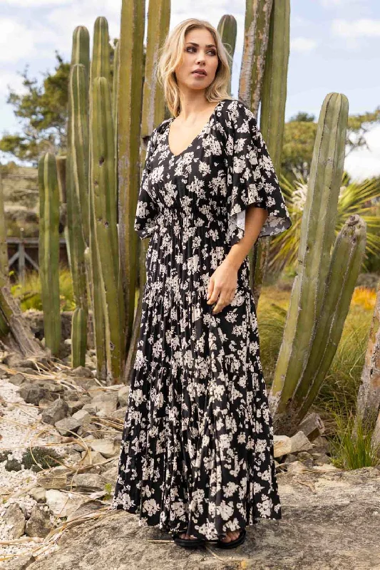 Maxi dresses with a gathered skirt for a voluminous and dramatic effectFloral Maxi Dress Cream / Black Flower