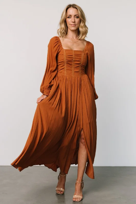 Maxi dresses with a pleated skirt for a timeless and elegant appearanceMaddalena Maxi Dress | Camel Maxi dresses with a pleated skirt for a timeless and elegant appearanceMaddalena Maxi Dress | Camel