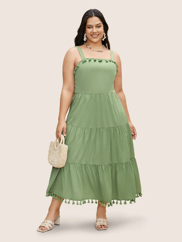 Maxi dresses with mesh panels for a sexy and trendy appearanceSolid Ruffle Layered Hem Tassel Trim Dress