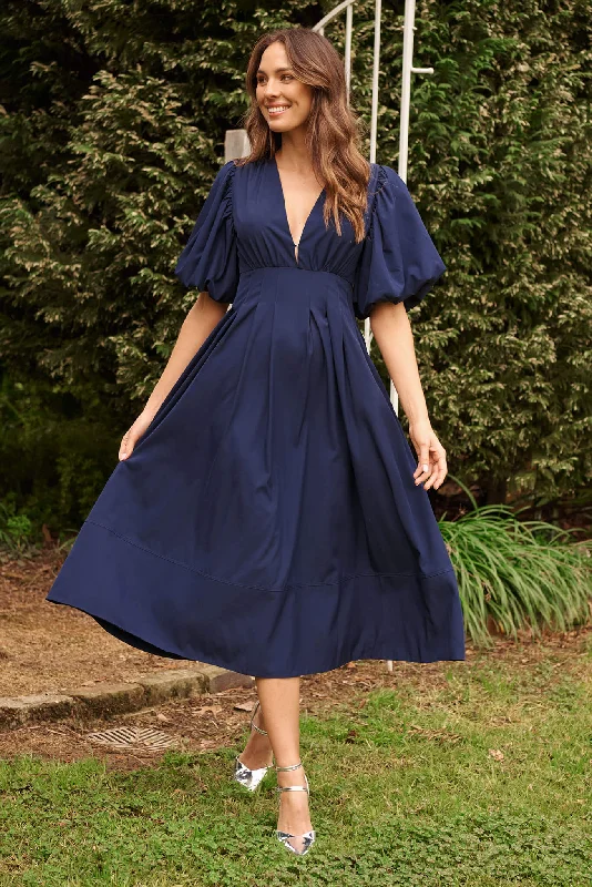 Sleeveless midi dresses with lace details for summer weddingsDaydreamer Midi Dress In Navy Sleeveless midi dresses with lace details for summer weddingsDaydreamer Midi Dress In Navy