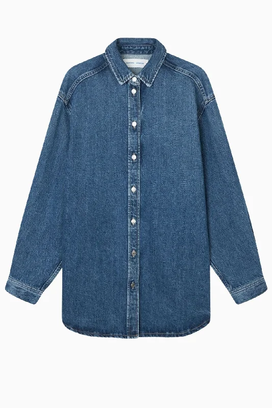 Plus - Size Denim Top for a Comfortable and Stylish FitSamsøe Samsøe Salea Denim Shirt - Legendary Plus - Size Denim Top for a Comfortable and Stylish FitSamsøe Samsøe Salea Denim Shirt - Legendary