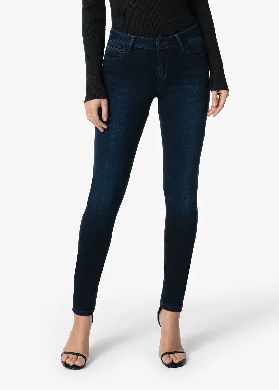 Mom jeans for a nostalgic and casual lookTHE HONEY