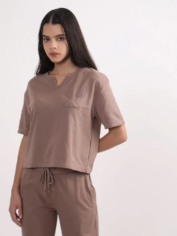 Women's pants for gym workouts Light - wash women jeans for a fresh and summery appearance Studiofit Plain Brown Cotton T-Shirt Women's pants for gym workouts Light - wash women jeans for a fresh and summery appearance Studiofit Plain Brown Cotton T-Shirt