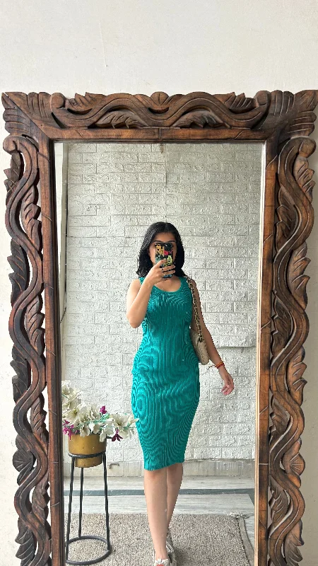 Bodycon dress with a belted waist for a defined figureBeautiful dresss 30-33 bust/l:34 Bodycon dress with a belted waist for a defined figureBeautiful dresss 30-33 bust/l:34
