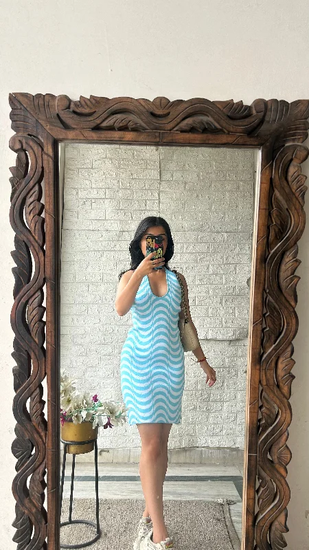 Bodycon dress with a thigh - high slit​Halter neck dress 34-35 bust/l:33