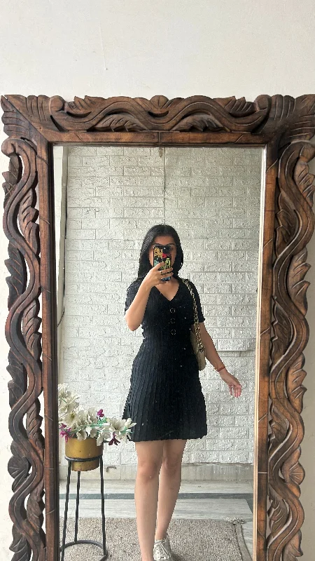 Bodycon dress with a belted waist for a defined figure​Korean dress 30-32 bust/l:32