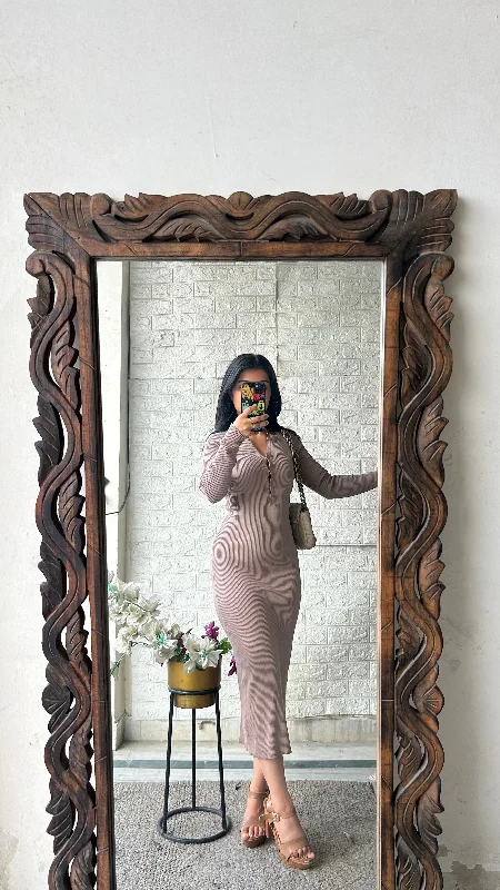 Bodycon dress with a zipper detail​Thrifted dress 32-34 bust/l:47