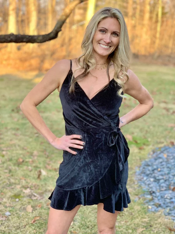 Prom dresses with side - slit pockets and solid - color fabrics for a practical and stylish formal lookBLACK VELVET MINI DRESS Prom dresses with side - slit pockets and solid - color fabrics for a practical and stylish formal lookBLACK VELVET MINI DRESS
