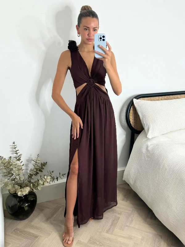 Prom dresses with ruched bodices and organza sleeves for a romantic lookLayla Maxi dress with shoulder corsage / Chocolate Prom dresses with ruched bodices and organza sleeves for a romantic lookLayla Maxi dress with shoulder corsage / Chocolate