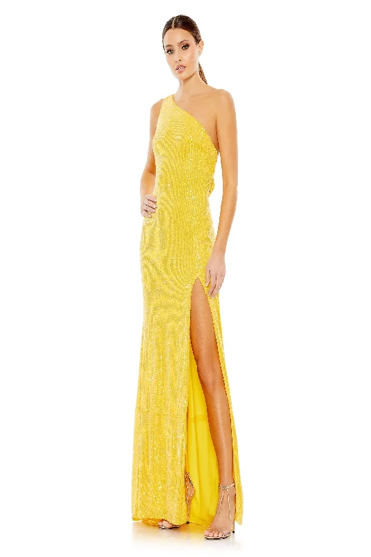 Prom dresses with side - slit skirts and beaded fringes for a glamorous appearanceMac Duggal 26990 Prom dresses with side - slit skirts and beaded fringes for a glamorous appearanceMac Duggal 26990